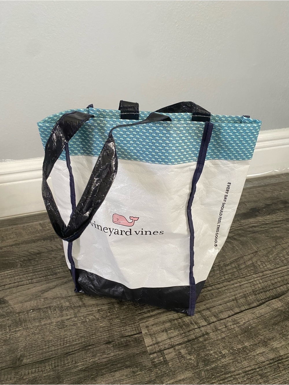 Vineyard Vines Reusable Insulated Tote Bag White Blue Whale Print with Handles